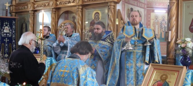 В день престольного праздник в храме Донской иконы Божией Матери г. Новошахтинска отслужили Божественную Литургию и совершили Крестный ход.