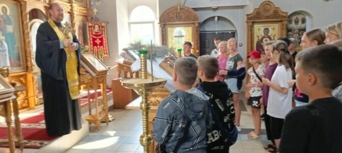 В Донском храме г. Новошахтинска встречают детей из Северодонецка.
