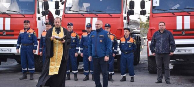 Протоиерей Роман Амплеев благословил спасателей на рабочую поездку в ЛНР. Протоиерей Роман Амплеев благословил спасателей на рабочую поездку в ЛНР.