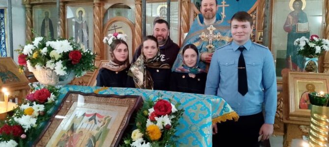 Благословение пограничников и поздравление с днём матери-казачки. 4 декабря 2025 года после Божественной Литургии в честь празднования Введения во храм Пресвятой Богородицы в храм Донской иконы Божией Матери традиционно пришли для совместной молитвы пограничники и казаки. Благословение пограничников и поздравление с днём матери-казачки. 4 декабря 2025 года после Божественной Литургии в честь празднования Введения во храм Пресвятой Богородицы в храм Донской иконы Божией Матери традиционно пришли для совместной молитвы пограничники и казаки.