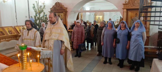 Члены НГО РО ВОИ г. Новошахтинска получили подарки в Донском храме. Члены НГО РО ВОИ г. Новошахтинска получили подарки в Донском храме.