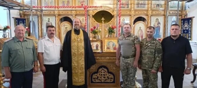 Духовник станицы Мало-Несветаевской провёл беседу с казаками Духовник станицы Мало-Несветаевской провёл беседу с казаками