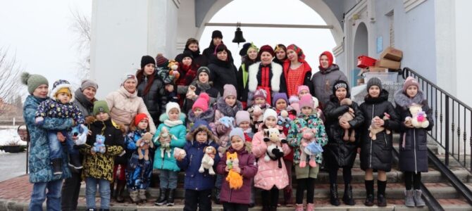 В прощеное воскресенье  на площади перед  Донским  храмом г. Новошахтинска  состоялись народные гуляния, посвященные окончанию Масленицы.