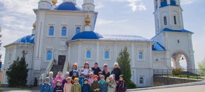 Хорошая традиция – на светлой седмице приводить детей в храм.