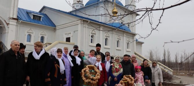 В прощеное воскресенье на площади перед Донским храмом состоялись народные гуляния, посвященные окончанию Масленицы