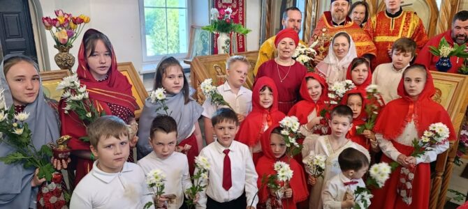 С Пасхой Христовой и Днем Жен-Мироносиц поздравили настоятеля и прихожан храма дети из воскресной школы «Светочъ» прихожанам Донского храма.