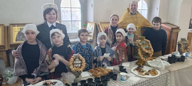 В прощёное воскресенье в Донском храме г. Новошахтинска угостили прихожан блинами и чаем.