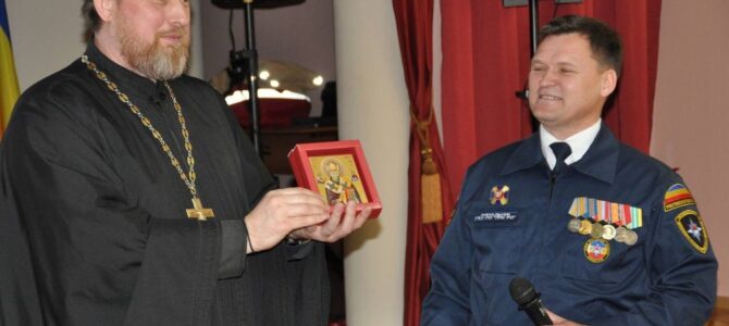 Протоиерей Роман Амплеев принял участие в торжественном собрании, посвященном 15-летию Противопожарной службы Ростовской области.